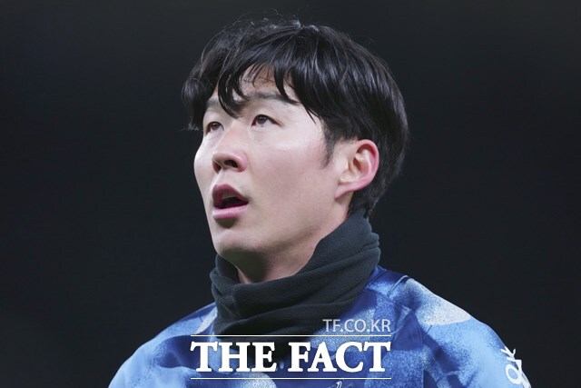 발 부상으로 전열에서 이탈한 토트넘의 캡틴 손흥민은 2일 노르웨이의 보되/글림트와 2024~2025 UEL 4강 1차전에서 사복 차림으로 경기장에 나와 동료들을 응원했다./런던=AP.뉴시스