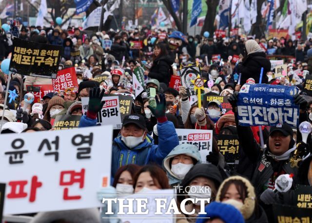 21일 오후 서울 종로구 광화문 동십자각 일대에서 열린 윤석열 즉각 체포·퇴진! 사회대개혁! 범시민 대행진 집회에 참석한 시민들이 구호를 외치고 있다. /뉴시스