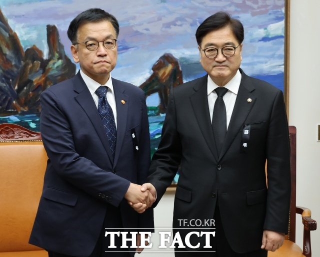 여야가 최상목 대통령 권한대행과 우원식 국회의장, 권영세 국민의힘 비상대책위원장, 이재명 더불어민주당 대표가 참여하는 4자 국정협의회를 열기로 했다. 사진은 최 권한대행(왼쪽)과 우 의장. /뉴시스