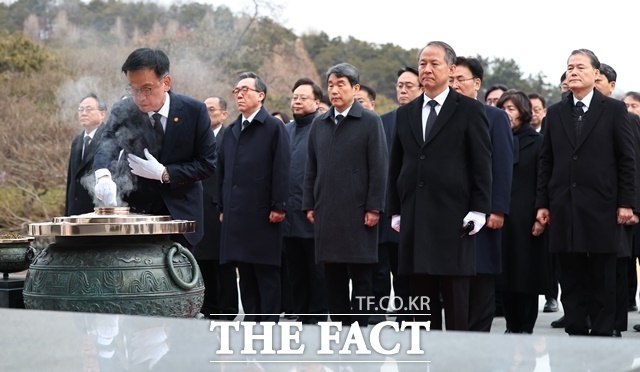 최상목 대통령 권한대행 부총리 겸 기획재정부 장관이 2025년 을사년 새해 첫날인 1일 오전 서울 동작구 국립서울현충원을 찾아 현충탑에 분향하고 있다. /뉴시스