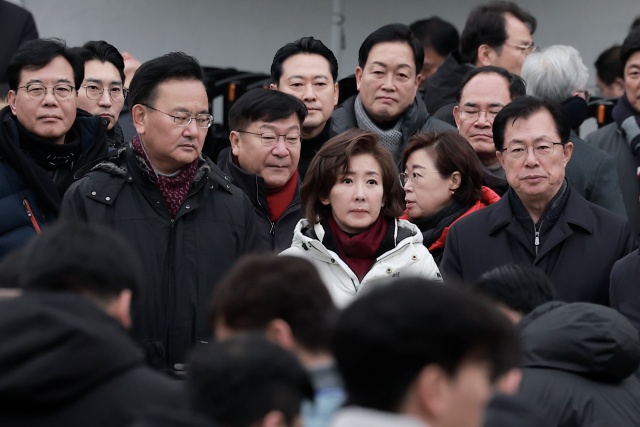 신장식 혁신당 의원은 윤 대통령 관저에 방문한 국민의힘 의원 30여명의 이름을 일일이 호명하며 공수처와 경찰은 즉각 내란 선동, 특수공무집행방해 체포 대상자인 이들을 체포하라고 촉구했다. /뉴시스