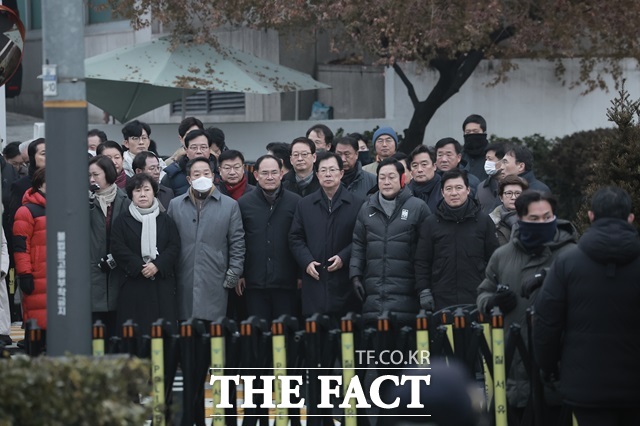 윤석열 대통령의 체포영장 유효기간 마지막 날인 6일 서울 용산구 대통령 관저 앞에서 국민의힘 의원들이 모여 있다. /뉴시스