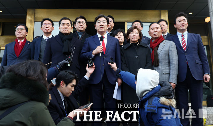 국회 탄핵소추단이 윤석열 대통령 탄핵소추 사유에서 내란죄를 제외한 것과 관련해 권성동 국민의힘 원내대표가 6일 서울 종로구 헌법재판소를 항의 방문한 뒤 취재진 앞에서 관련 내용에 대해 발언하고 있다. /뉴시스