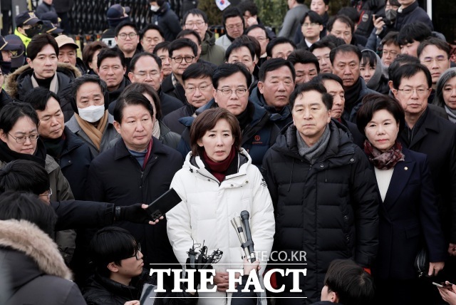 국민의힘의 '윤석열 대통령 지키기' 행보가 점차 노골화하고 있다. 윤 대통령을 중심으로 보수의 결집 분위기가 강해지면서 국민의힘이 강성 지지층을 외면하기 어려운 상황이 되면서다. 사진은 나경원 국민의힘 의원을 비롯한 소속 의원들이 6일 서울 용산구 대통령 관저 앞에 모인 취재진에게 입장을 밝히고 있는 모습. /뉴시스