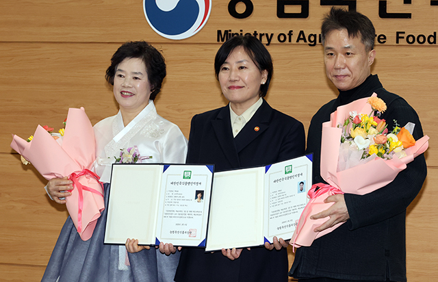 송미령 농림축산식품부 장관이 6일 세종시 정부세종청사에서 대한민국 식품명인으로 조성애(쌀조청) 명인과 한상준(현미초) 명인에게 지정서를 수여한 뒤 기념촬영을 하고 있다. /뉴시스