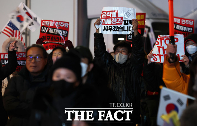 5일 오후 서울 용산구 대통령 관저 인근에서 윤석열 대통령 지지자들이 탄핵 반대 집회를 하고 있다. /뉴시스