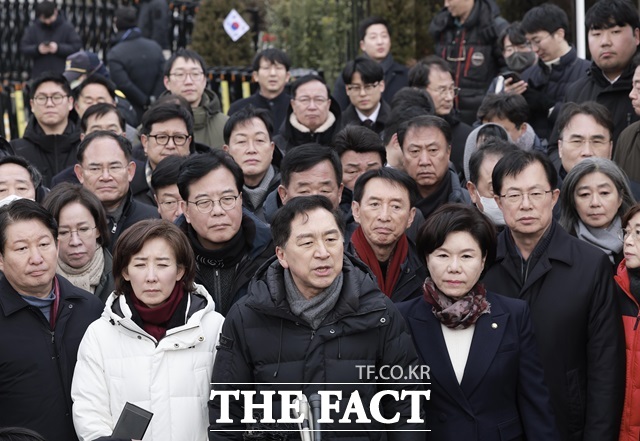 김기현 국민의힘 의원을 비롯한 소속 의원들이 6일 서울 용산구 대통령 관저 앞에 모인 취재진에게 입장을 밝히고 있다. /뉴시스