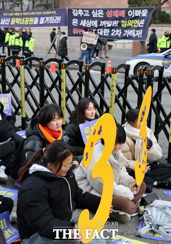 8일 서울 종로구 중학동에서 정의기억연대, 일본군 성노예제 문제해결을 위한 정기 수요시위가 진행되고 있는 가운데, 수요시위 맞은편에서 반대집회자가 확성기를 켜며 시위를 하고 있다. /뉴시스