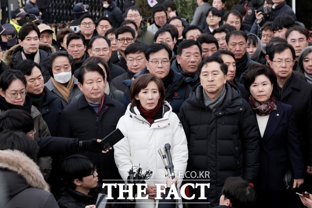 나경원 국민의힘 의원을 비롯한 소속 의원들이 2024년 1월 6일 서울 용산구 대통령 관저 앞에 모인 취재진에게 입장을 밝히고 있다. 2024.01.06. /뉴시스