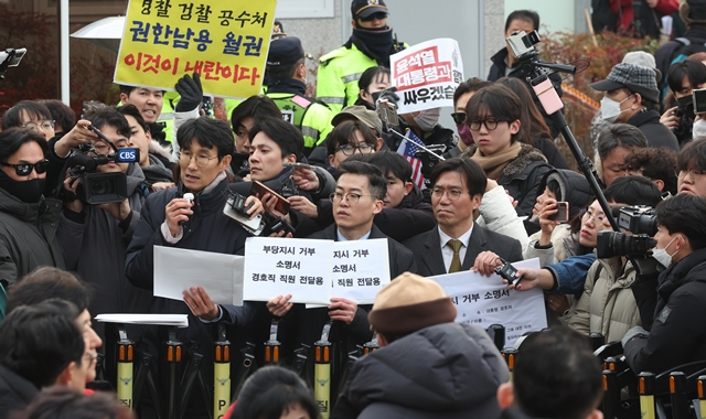 차성안 서울시립대학교 법학전문대학원 교수는 13일 오후 서울 용산구 한남동 대통령 관저 인근서 경호처장 권한대행의 경호관 등에 대한 불법지시 이행거부 촉구 기자회견을 열었다. /뉴시스