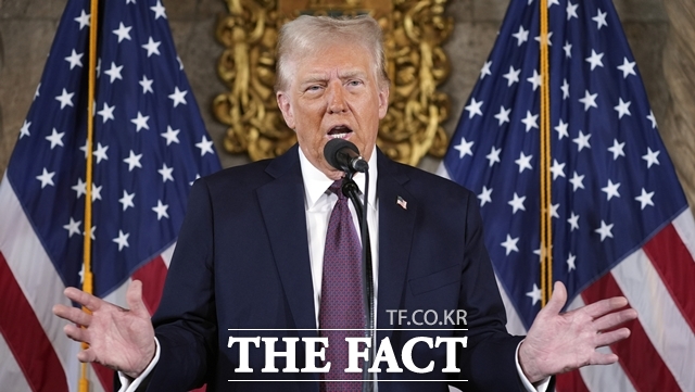 도널드 트럼프 미국 대통령은 지난 10일(현지시간) 중국이 희토류 수출 통제를 강화하자 자신의 SNS에 오는 11월부터 중국산 전 품목에 추가 100% 관세를 부과하겠다고 밝히며 강경한 태도를 보였다. /AP.뉴시스