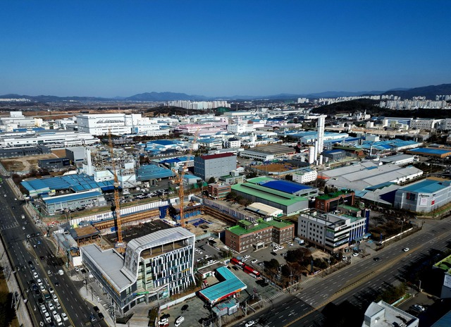 산업통상자원부는 21일부터 산업단지에서 산업용지 임대 특례 제도 신설, 신·재생에너지 도입 지원을 주요 내용으로 하는 ‘산업집적 활성화 및 공장설립에 관한 법률(이하 산업집적법) 개정법률안이 공포·시행된다고 20일 밝혔다. 사진은 2023년 1월 청주산업단지의 전경 / 뉴시스