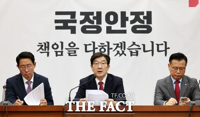 권성동(가운데) 국민의힘 원내대표가 21일 오전 서울 여의도 국회에서 열린 원내대책회의에서 발언하고 있다. /뉴시스