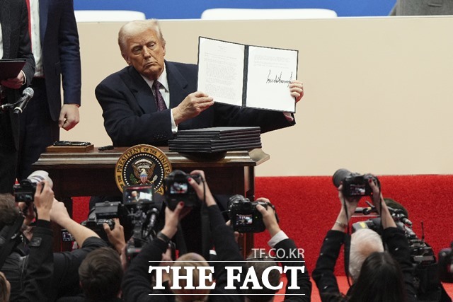 도널드 트럼프 미국 대통령이 21일(현지시간) 2월 1일부터 중국에 10%의 관세를 부과하는 방안을 검토 중이라고 밝혔다. /AP.뉴시스