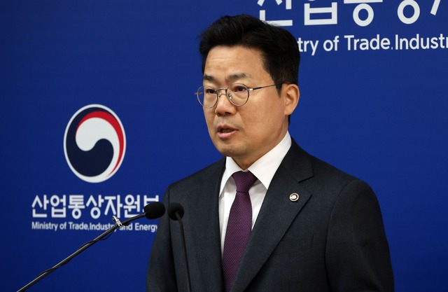 박성택 산업통상자원부 1차관은 22일 오후 ‘수출동향 점검회의’를 개최하고 주요 품목별 수출 동향과 리스크를 점검했다. 사진은 박 1차관이 지난해 11월 13일 세종시 정부세종청사에서 산업·통상·에너지 분야 주요 성과와 향후 계획을 발표하고 있는 모습. / 뉴시스