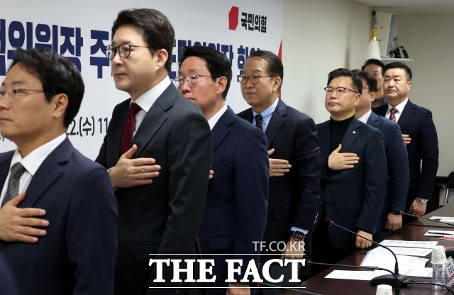 국민의힘은 22일 더불어민주당의 여론조사 검증 및 제도개선 특별위원회(여론조사 특위)를 겨냥해 사후적으로 여론조사를 평가한다는 취지를 넘어 여론조사 기관을 압박해 본인들이 원하는 쪽으로 여론을 몰겠다는 뜻이 있다면 빨리 포기하길 바란다고 밝혔다. 사진은 권영세 국민의힘 비상대책위원장을 비롯한 참석자들이 이날 오전 서울 여의도 중앙당사에서 열린 시도당위원장 회의에서 국민의례를 하고 있는 모습./뉴시스