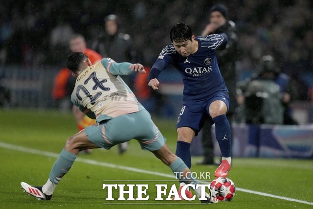 PSG의 이강인(오른쪽)이 21일 열린 2024~2025 UCL 16강 대진 추첨식에서 소속팀의 16강 상대로 EPL 강호 리버풀을 만나 3월 잉글랜드 무대에 입성하게 됐다. 사진은 리그 페이즈 매치데이7 홈경기에서 선발로 나서 돌파를 시도하고 있는 이강인./파리=AP.뉴시스