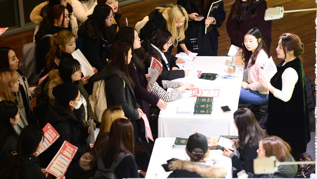 산업통상자원부는 23일 ‘한미 첨단분야 청년교류 지원사업’ 제3기 장학생 300명을 모집한다고 밝혔다. 전년보다 140명 늘어난 규모다. 사진은 이화여자대학교에서 열렸던 1학년 커리어디자인 박람회에서 신입생들이 교환학생부스를 방문해 상담을 받고 있는 모습. / 뉴시스