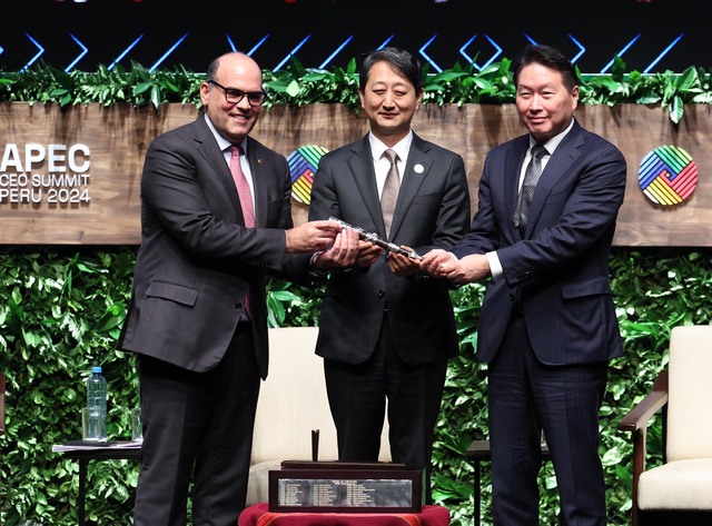 안덕근 산업통상자원부 장관은 23일 대한상공회의소에서 열린 ‘2025 APEC 최고경영자회의 민간추진위원회 출범식’에서 APEC 최고경영자회의는 국내외 어려운 경제 여건을 반전시킬 모멘텀이라고 밝혔다. 사진은 안 장관(가운데)이 지난해 11월 16일 페루 리마 국립대극장에서 열린 APEC 최고경영자회의에서 지휘봉 인계식을 지켜보고 있는 모습. / 뉴시스