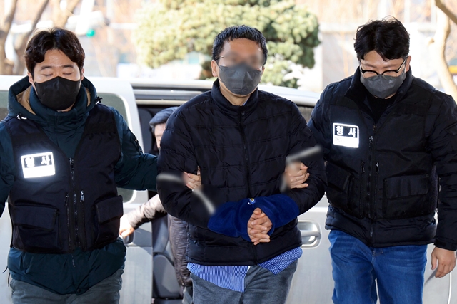 서부지법 형사합의12부 이준엽 판사는 23일 폭력행위 등 처벌에 관한 법률 위반(공동주거침입) 혐의를 받는 이 씨에 대한 구속 전 피의자 심문(영장실질심사)를 진행한 뒤 도망할 염려가 있다며 구속영장을 발부했다. /뉴시스