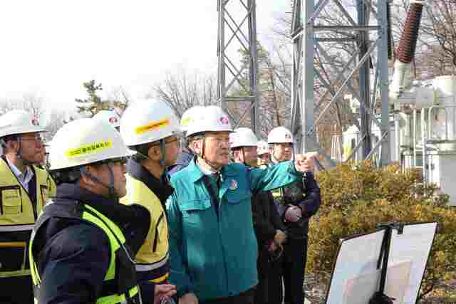한국전력은 24일 설 연휴를 맞아 안정적인 전력공급을 위해 비상 근무체계에 돌입한다고 밝혔다. 사진은 서철수 한전 전력계통 부사장(앞줄 왼쪽 세번째)이 신성남변전소 현장점검을 하는 모습. / 한전