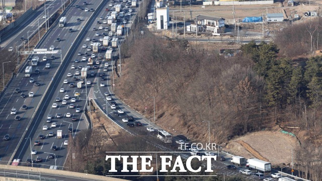 사진은 민족 대명절 설 연휴를 앞둔 지난 24일 경기 안성시 경부고속도로 부산방향(오른쪽) 안성분기점 인근에서 차량들로 붐비고 있는 모습./뉴시스