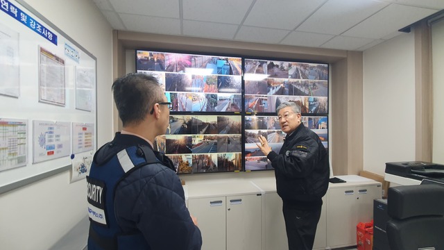 지난 29일 이철원 한국동서발전 상임감사위원(오른쪽)이 동해발전본부를 방문해 현장점검을 하고 있다. / 동서발전