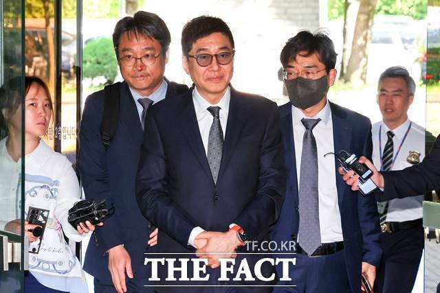 직원 급여를 빼돌려 비자금을 조성하는 등 회삿돈 수십억원을 횡령한 혐의로 재판에 넘겨진 이호진 전 태광그룹 회장 측이 첫 재판에서 혐의를 모두 부인했다. 이 전 회장이 지난 2024년 5월 서울 서초구 서울중앙지법에서 열린 구속영장실질심사에 출석하고 있다. /뉴시스