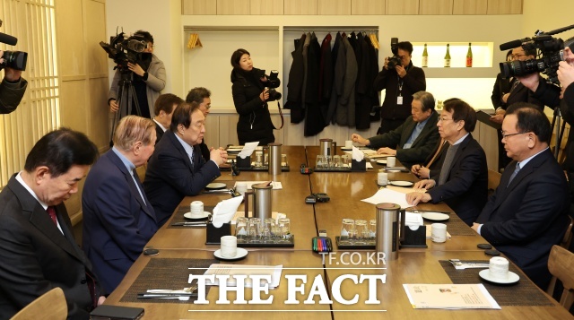 김진표 전 국회의장과 김부겸 전 국무총리가 개헌 논의를 위해 여야간의 초당적인 협력이 필요하다고 강조했다. /뉴시스