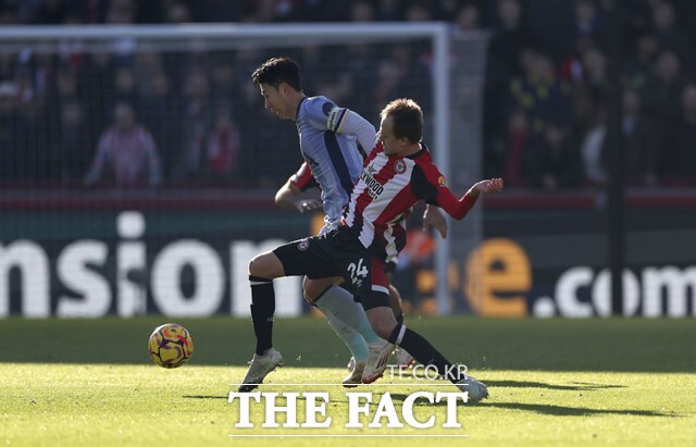 상대 자책골을 유도하고 쐐기골을 어시스트하며 2-0 승리를 이끈 캡틴 손흥민의 경기 장면./브렌트포드=AP.뉴시스