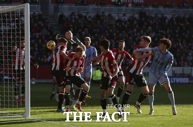 손흥민의 예리한 왼쪽 오르발 코너킥이 문전의 브렌트포드 수비수 비탈리 야넬트의 등에 맞고 굴절되면서 골문을 뚫고 있다./브렌트포드=AP.뉴시스