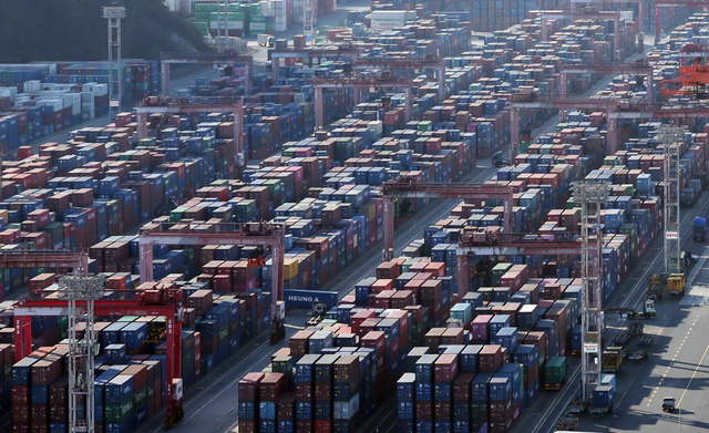 산업통상자원부는 4일 지난해 FTZ 수출이 전년보다 22.5% 증가한 149억 달러로 4년 연속 100억달러를 달성했다고 밝혔다. 사진은 지난달 1일 부산 남구 신선대부두 야적장에 컨테이너가 쌓여 있는 모습. / 뉴시스