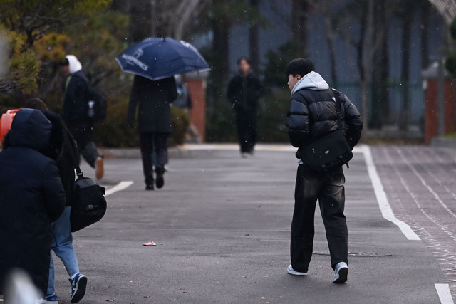 산업인력공단은 5일 기능경기대회 활성화를 위해 다양한 홍보 채널을 구축하고, 명장들을 초청해 직업계고 학생을 대상으로 강연을 진행하는 등 국민적 관심을 유도하고 있다고 밝혔다. 사진은 지난해 12월 18일 광주 서구 치평동에서 학생들이 등교하고 있는 모습. / 뉴시스