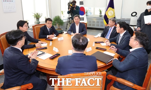 여야정협의체가 다음 주 초 재가동될 예정이지만 여야 간 원만한 합의가 이뤄질지는 여전히 미지수다. 민생 현안을 바라보는 여야의 입장 차이가 크기 때문이다. 국회 정부 국정협의체 실무협의. /뉴시스