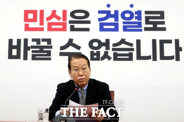 권영세 국민의힘 비상대책위원장이 본격적인 당 쇄신을 약속했다. 하지만 이를 위한 구체적인 방안은 제시하지 않은 채 윤석열 대통령과의 거리두기에 선을 긋고 부정선거 의혹 해소 필요성에 힘을 실으면서 쇄신보다는 여전히 윤 대통령을 비롯해 강성 지지층과의 결속에 여념이 없다는 비판이 나온다. /뉴시스