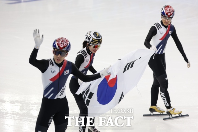 8일(현지 시간) 중국 하얼빈 헤이룽장 빙상훈련센터에서 열린 2025 하얼빈 동계 아시안게임 쇼트트랙 혼성 2000m 계주 결승 경기에서 금메달을 획득한 한국 대표팀 선수들이 기뻐하고 있다. /하얼빈=뉴시스