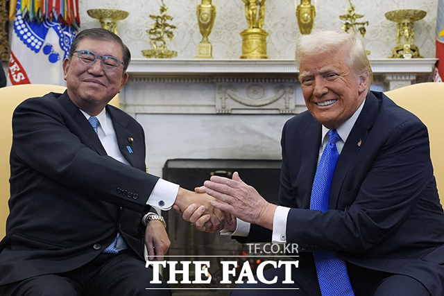 도널드 트럼프 미국 대통령과 이시바 시게루 일본 총리가 7일(현지시간) 미국 워싱턴DC 백악관 집무실에서 양자회담에 앞서 기념촬영을 하고 있다. /워싱턴=AP.뉴시스