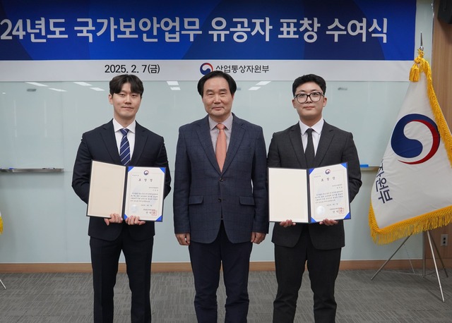 10일 정병찬 산업부 운영지원과 서무복지팀장(가운데)과 유공자인 이정욱 한국서부발전 계약자재부 차장(왼쪽), 양우성 비상계획부 주임이 ‘2024년 공공기관 국가보안점검에서 서부발전이 최우수기관에 선정돼 기념촬영하고 있다.