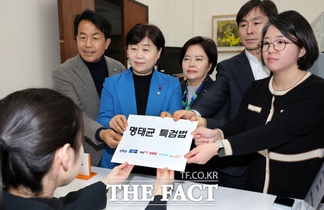 야6당 의원들이 11일 오후 서울 여의도 국회에서 명태균 특검법을 의안과에 접수하고 있다. 왼쪽부터 윤종오 진보당 원내대표, 서영교 더불어민주당 명태균 게이트 진상조사단장, 정춘생 조국혁신당 원내수석부대표, 한창민 사회민주당 대표, 용혜인 기본소득당 대표. /뉴시스