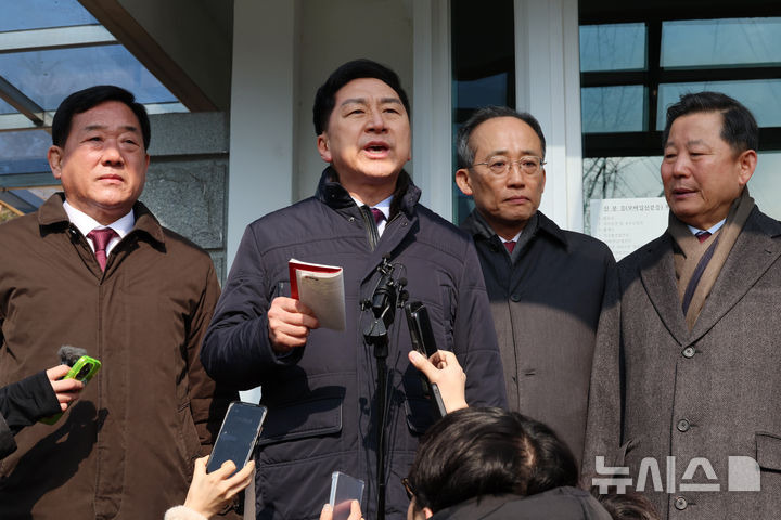 김기현 국민의힘 의원이 10일 오전 경기 의왕시 서울구치소에서 윤석열 대통령 접견을 마친 후 접견 관련 내용을 취재진에게 전하고 있다. 왼쪽부터 박성민, 김기현, 추경호, 이철규 의원. /뉴시스