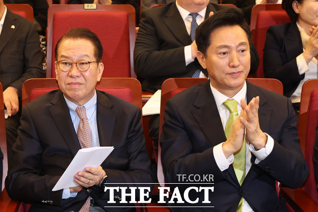 권영세(왼쪽) 국민의힘 비상대책위원장과 오세훈 서울시장이 12일 오전 서울 여의도 국회 도서관에서 열린 87체제 극복을 위한 지방분권 개헌 토론회에서 박수치고 있다./뉴시스