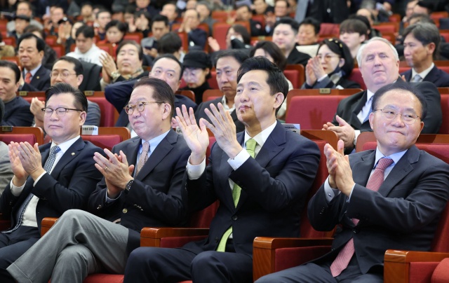 권영세 국민의힘 비상대책위원장과 오세훈 서울시장이 12일 오전 서울 여의도 국회 도서관에서 열린 87체재 극복을 위한 지방분권 개헌 토론회에서 박수치고 있다. /뉴시스