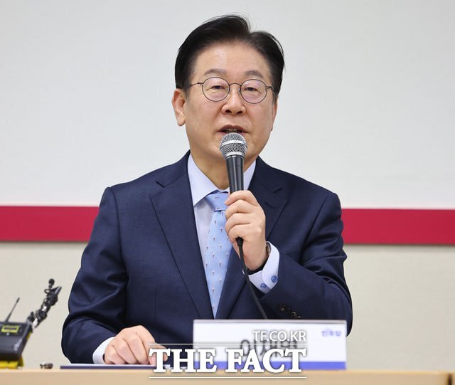 이재명 민주당 대표가 11일 오후 경기도 화성시 아비만엔지니어링에서 열린 경영악화 수출기업 애로 청취 현장 간담회에서 인사말을 하는 모습. /뉴시스