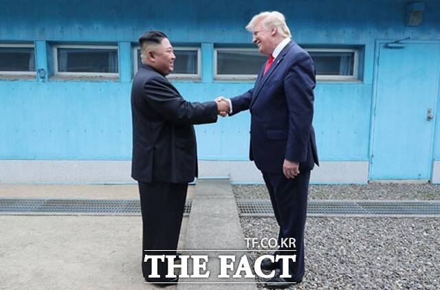 트럼프 대통령은 집권 1기 시절 북미 대화 실무진들을 2기 행정부에서 기용했다. 최근에는 1기 북미 협상에 관여했던 앨리슨 후커 전 국가안보회의(NSC) 아시아 선임국장이 미 국무부 3인자로 발탁됐다. 사진은 2019년 6월 판문점에서 트럼프 대통령과 김정은 북한 국무위원장이 만나 악수하는 모습. /노동신문.뉴시스
