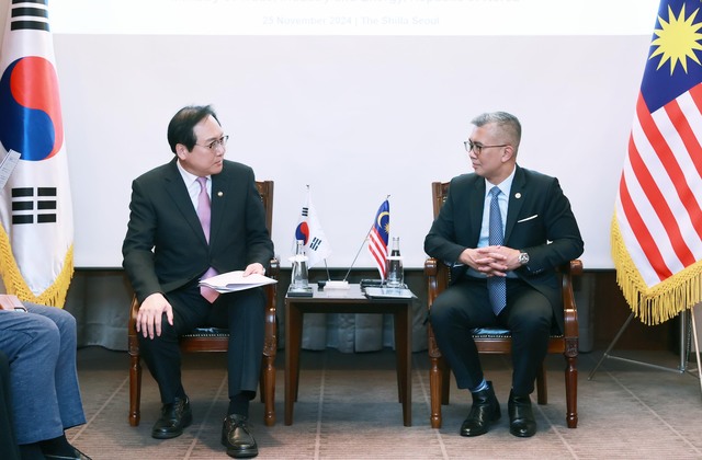 산업통상자원부는 17일 우리나라와 말레이시아 간 FTA 체결을 위한 제7차 공식협상이 이날부터 오는 20일까지 열린다고 밝혔다. 사진은 지난해 11월 정인교 산업통상자원부 통상교섭본부장(왼쪽)이 서울 중구 신라호텔에서 말레이시아 투자통상산업부 장관과 면담하고있는 모습. / 뉴시스