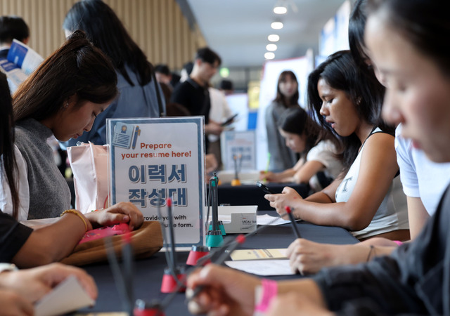 산업통상자원부는 K-Tech Pass 지원기관 협의체 출범 회의를 개최하고 ‘해외인재유치센터’를 대한문역투자진흥공사(KOTRA)에 설치한다고 17일 밝혔다. 사진은 지난해 9월 부산 경성대 건학기념관에서 외국인 유학생들이 이력서를 작성하고 있는 모습.