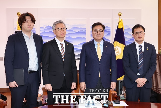 우원식 국회의장이 17일 오후 서울 여의도 국회에서 대한의사협회 김택우 회장과 박단 대한전공의협의회 비상대책위원장과 만나 기념촬영하고 있다. 사진은 왼쪽부터 박 위원장, 김 회장, 우 의장, 박주민 국회 보건복지위원장. /뉴시스