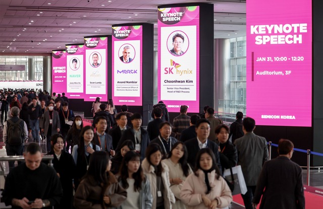 산업통상자원부는 서울 코엑스에서 19~21일까지 500개 반도체 업체가 참여하는 ‘세미콘 코리아 2025’ 전시회가 열린다고 밝혔다. 사진은 지난해 1월 열린 세미콘 코리아 전시회 모습. / 뉴시스