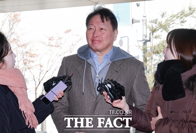 최태원 SK그룹 회장 겸 대한상의 회장이 19일 서울 김포국제공항에서 미국으로 출국하고 있다. /뉴시스