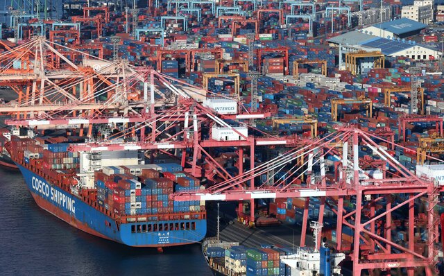 이승렬 산업통상자원부 산업정책실장은 20일 ‘제2차 산업정책 민관협의회’를 개최하고 미국 신행정부발 관세 조치들과 관련한 대응현황을 점검했다. 사진은 지난 10일 부산 남구 감만부두. / 뉴시스